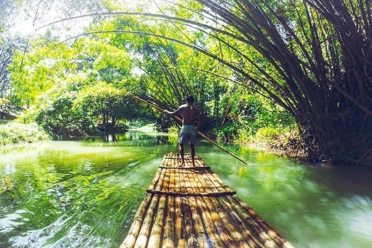 un uomo è in piedi su una zattera in acqua