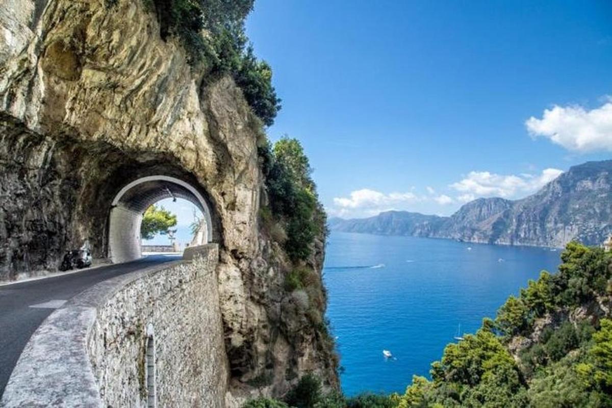 un drum cu un tunel în coasta unui munte
