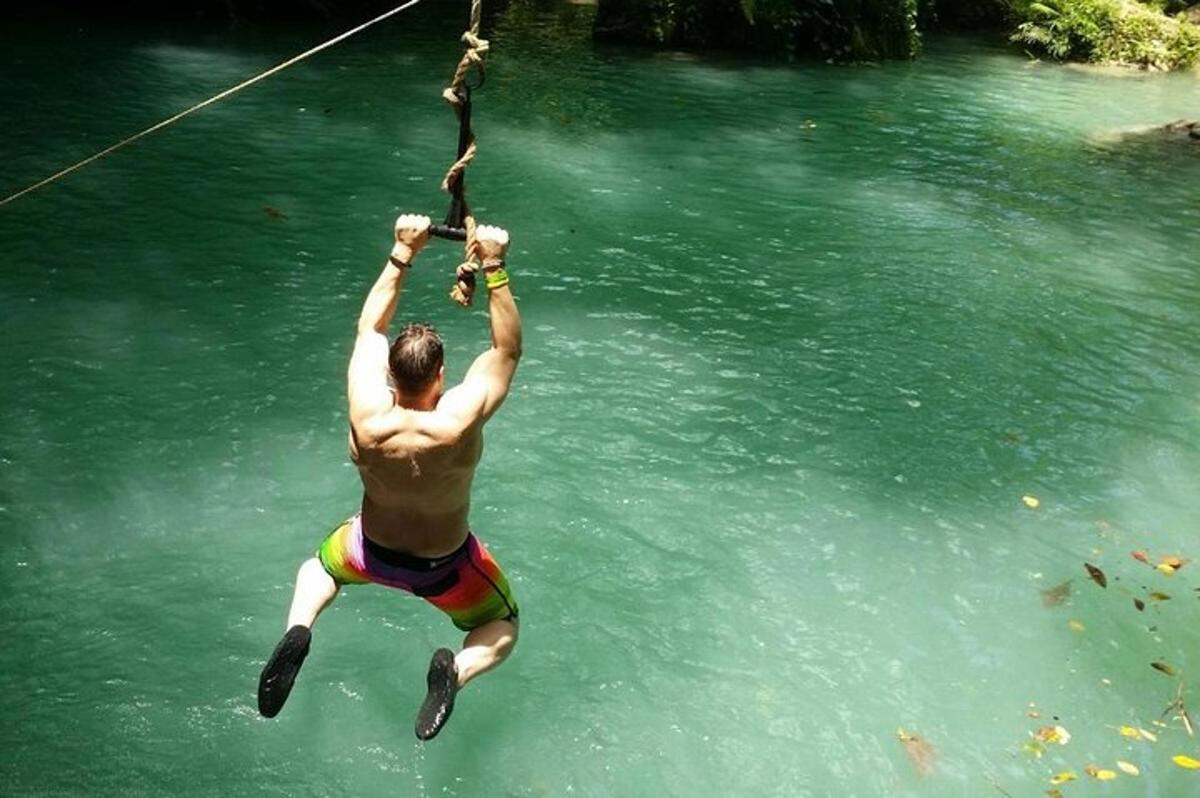 un uomo appeso a una corda nell'acqua