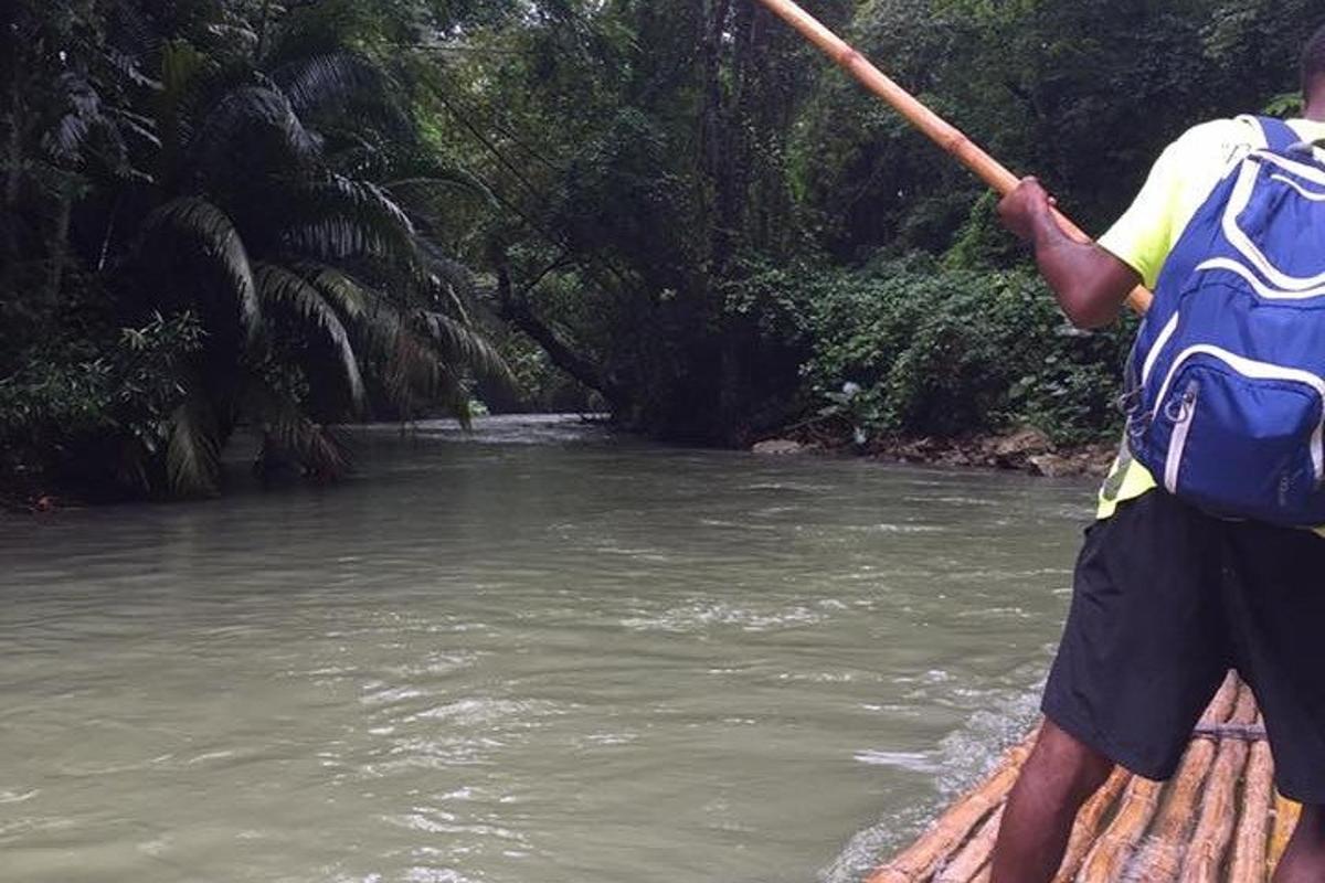 un uomo in una barca in acqua con un bastone