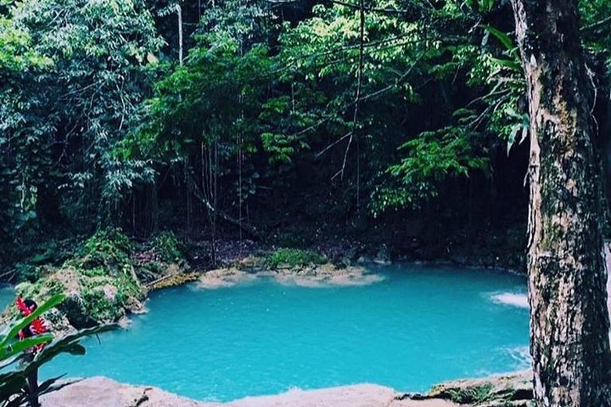 kolam air biru di tengah hutan