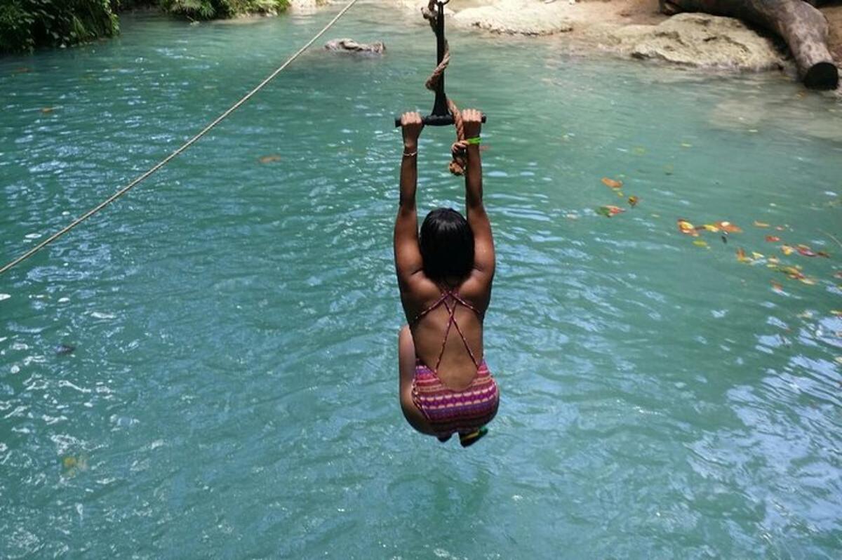 una donna in acqua su una corda in acqua