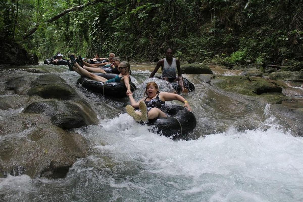 un gruppo di persone che viaggiano su zattere in un fiume