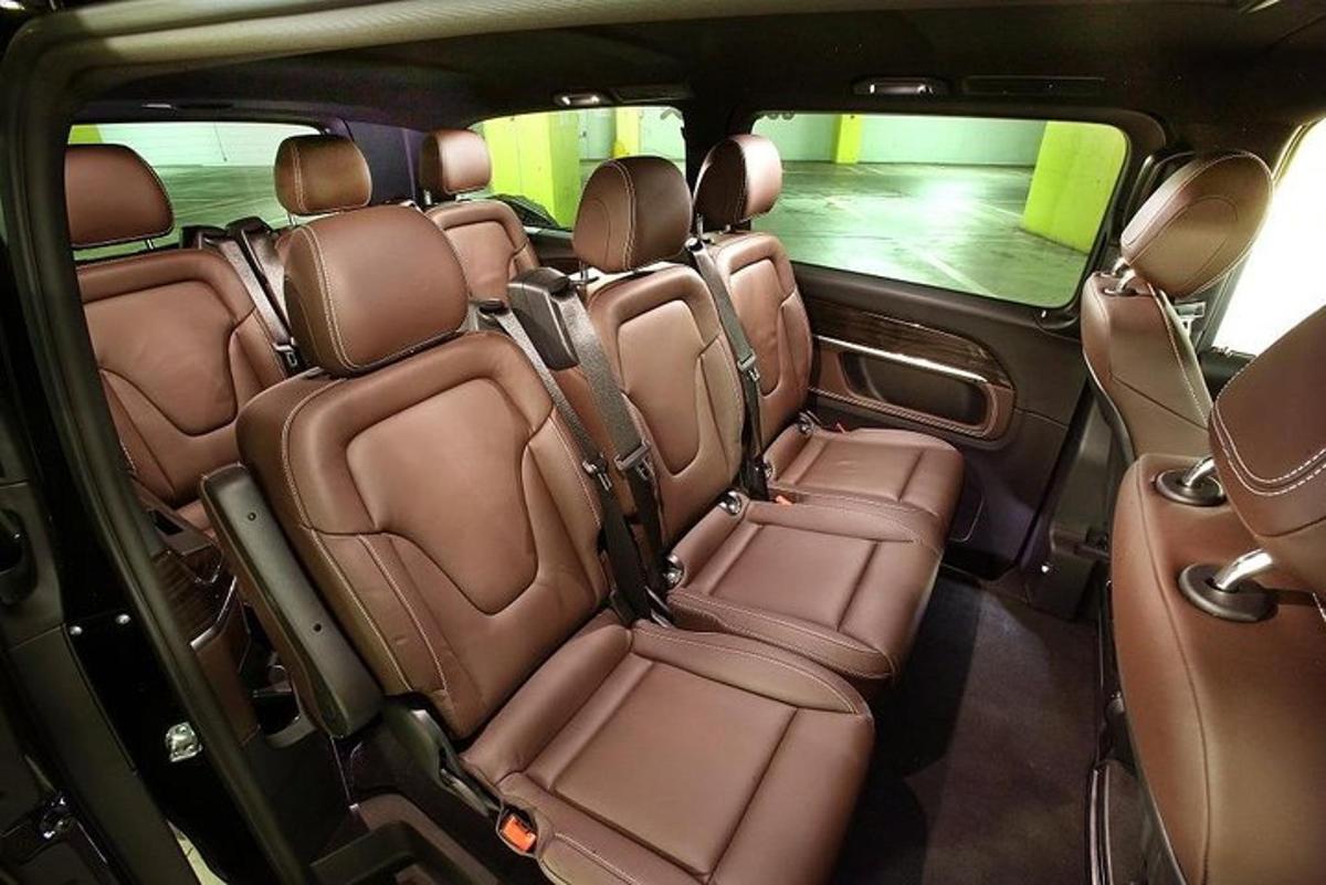 một góc nhìn về hàng ghế sau của một chiếc xe hơi