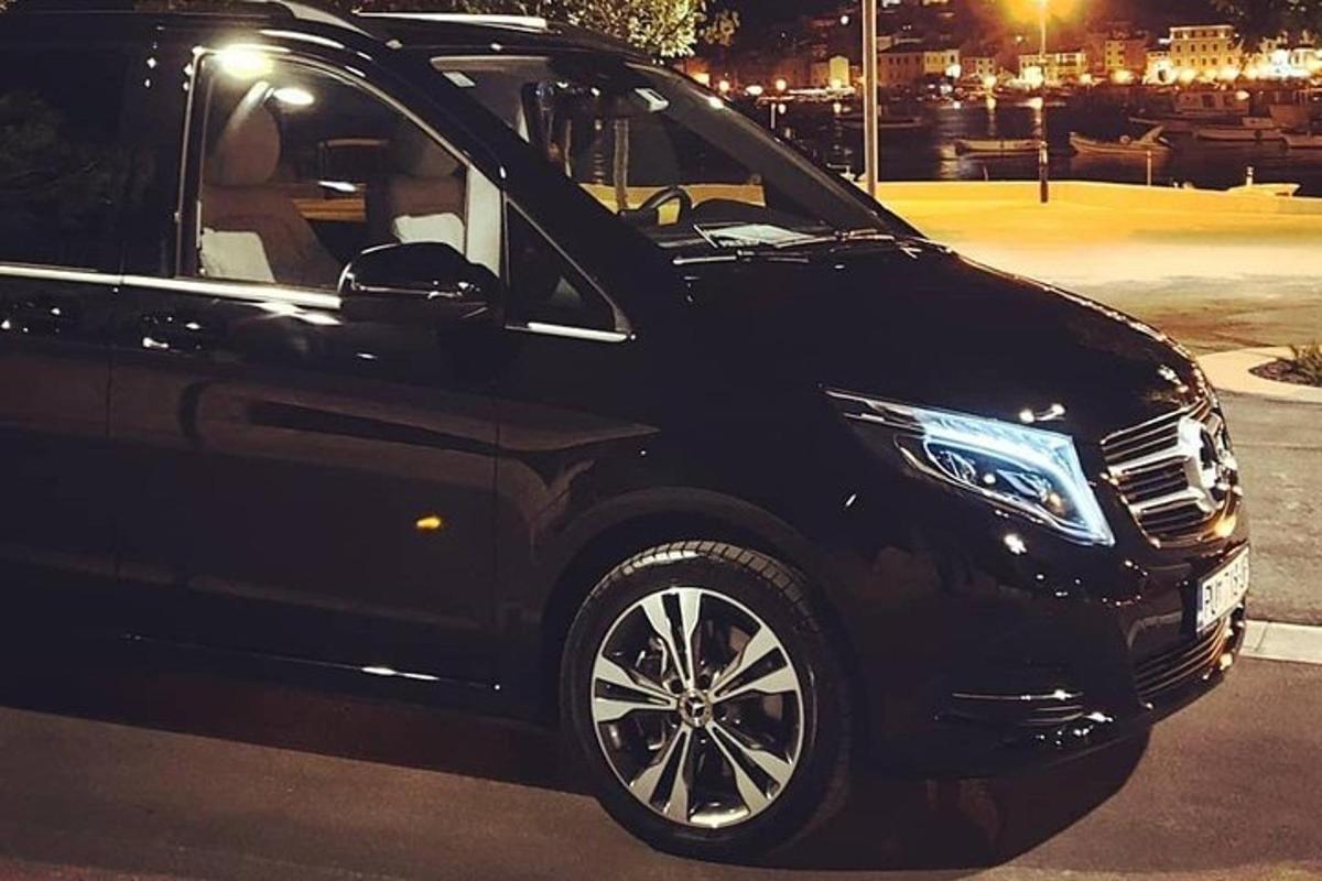 črn avto parkiran na parkirišču ponoči