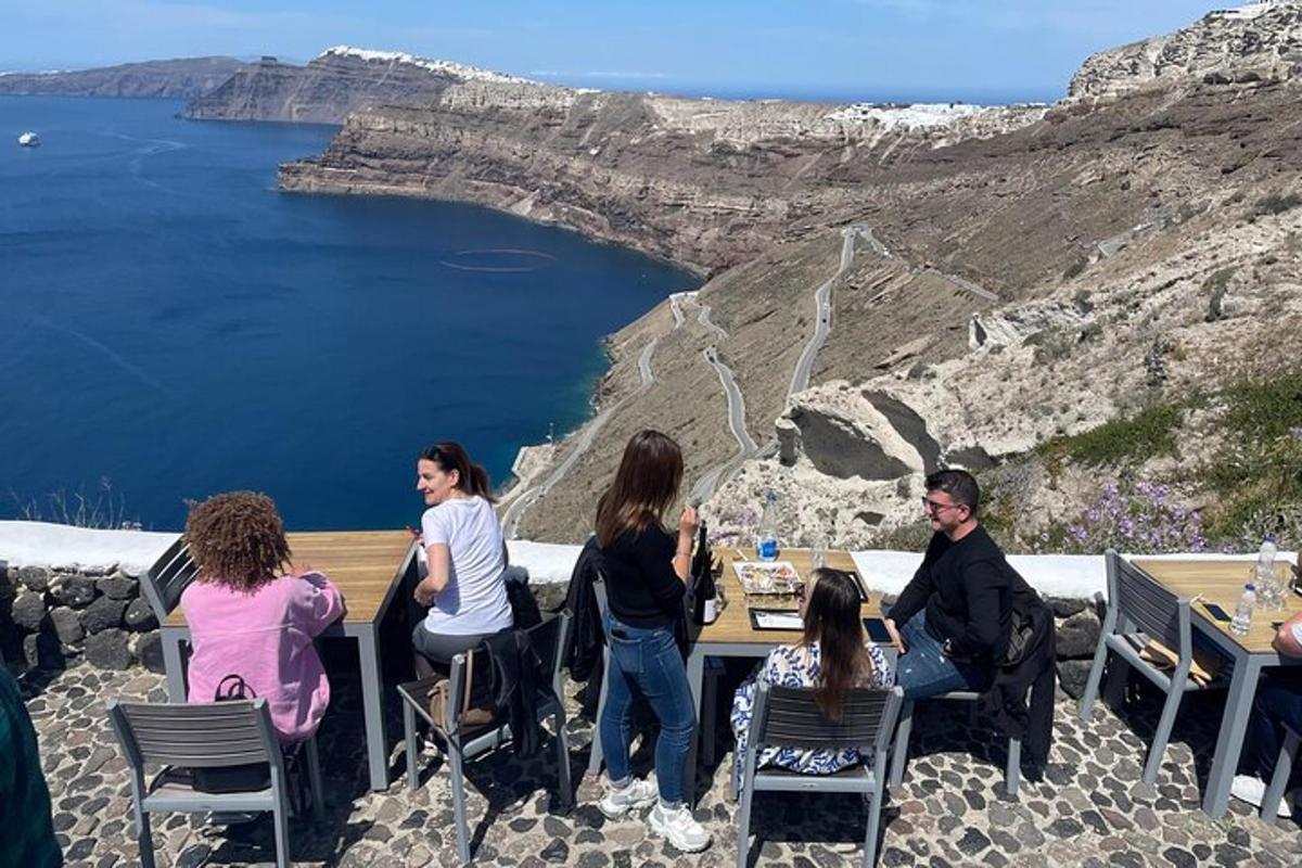 un gruppo di persone sedute a un tavolo con vista sull'oceano