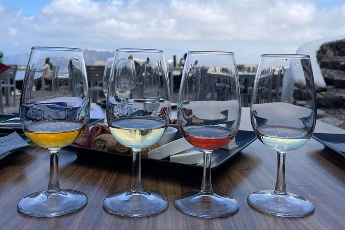 quattro bicchieri di vino appoggiati su un tavolo