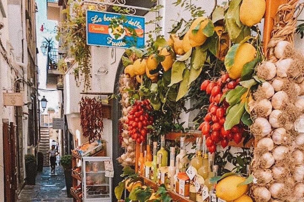 un negozio di frutta e verdura su una strada