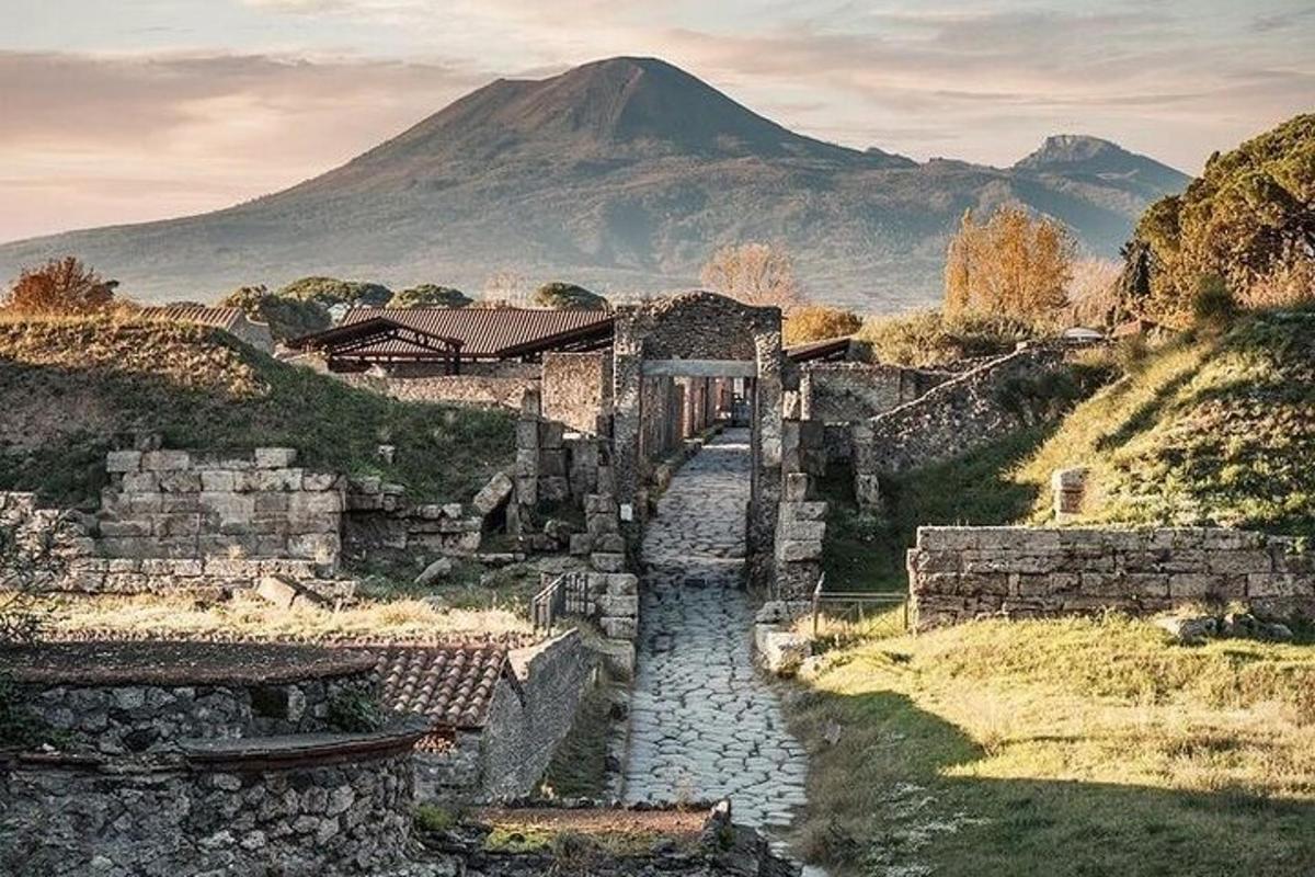 un edificio in pietra con una montagna sullo sfondo