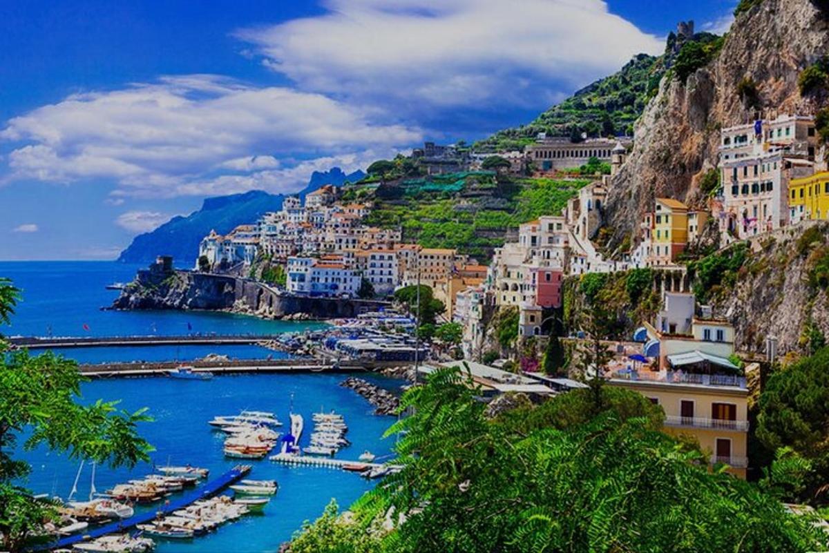 Una vista de la costa de Amalfi con barcos en el agua.