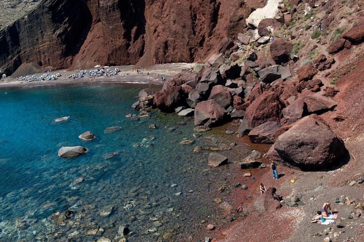 un gruppo di persone in piedi su una spiaggia rocciosa