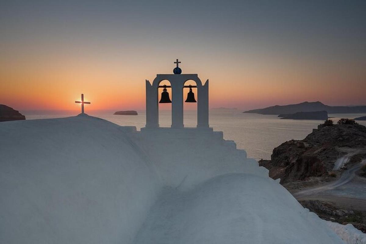 una chiesa con una croce in cima a una collina innevata