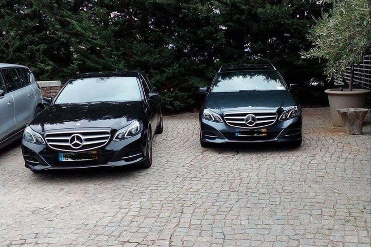 dua kereta diletakkan bersebelahan di tempat letak kereta bata