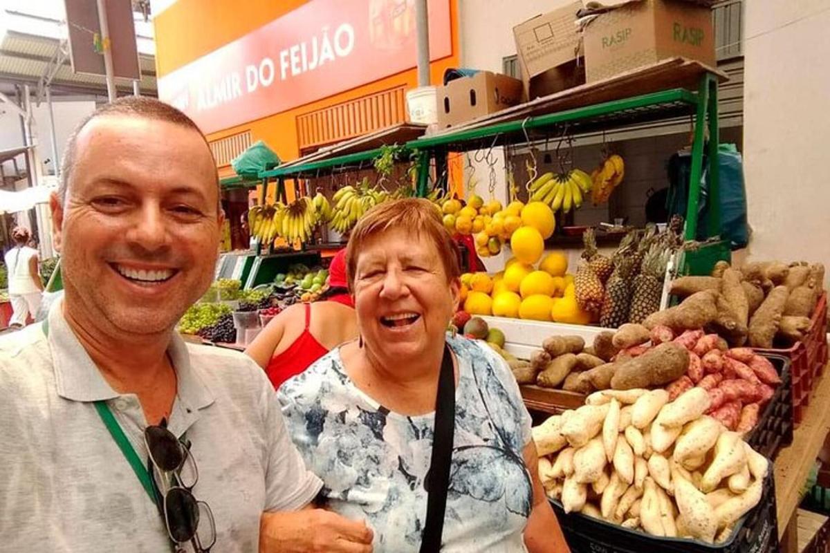 mężczyzna i kobieta stojący na targu