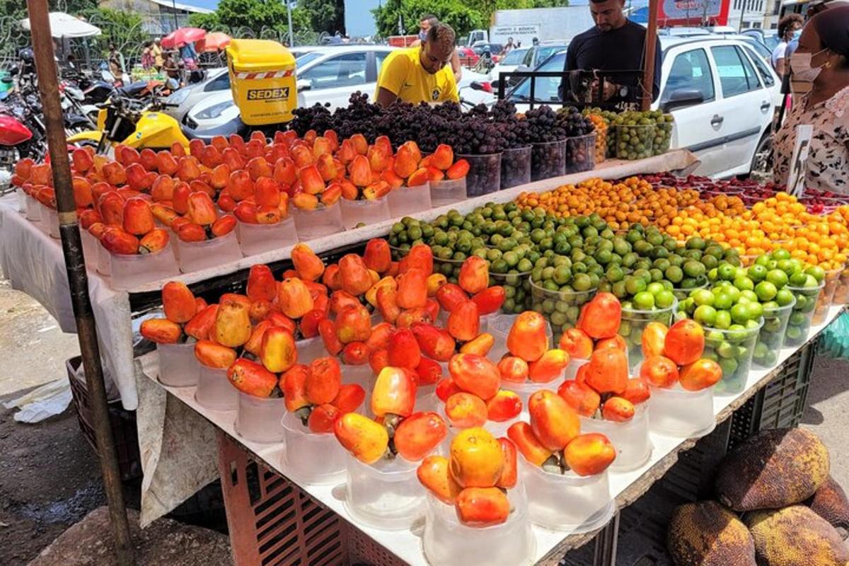 un'esposizione di frutta su un tavolo in un mercato