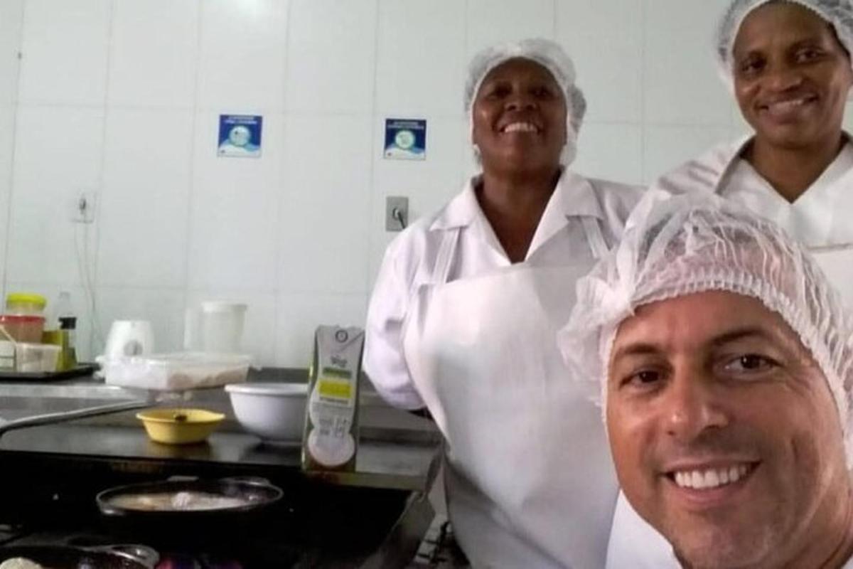 un gruppo di tre chef in piedi in una cucina