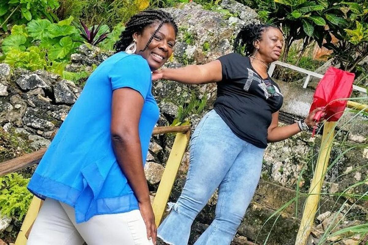 Dos mujeres están paradas una al lado de la otra