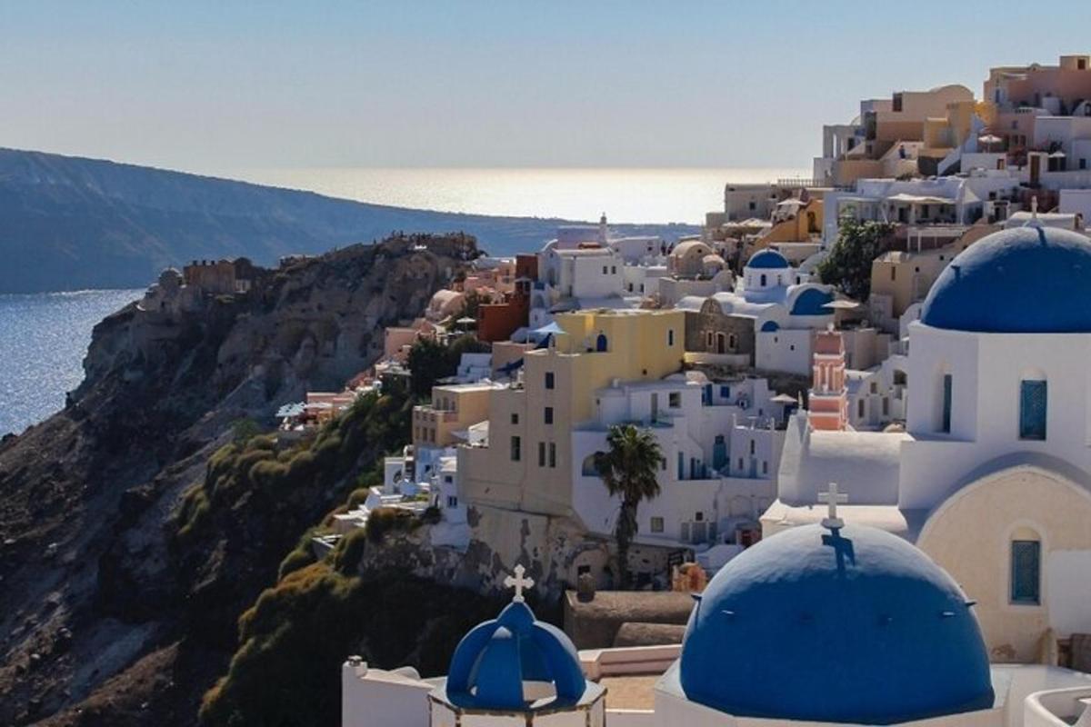 pogled na vas z belimi stavbami in oceanom
