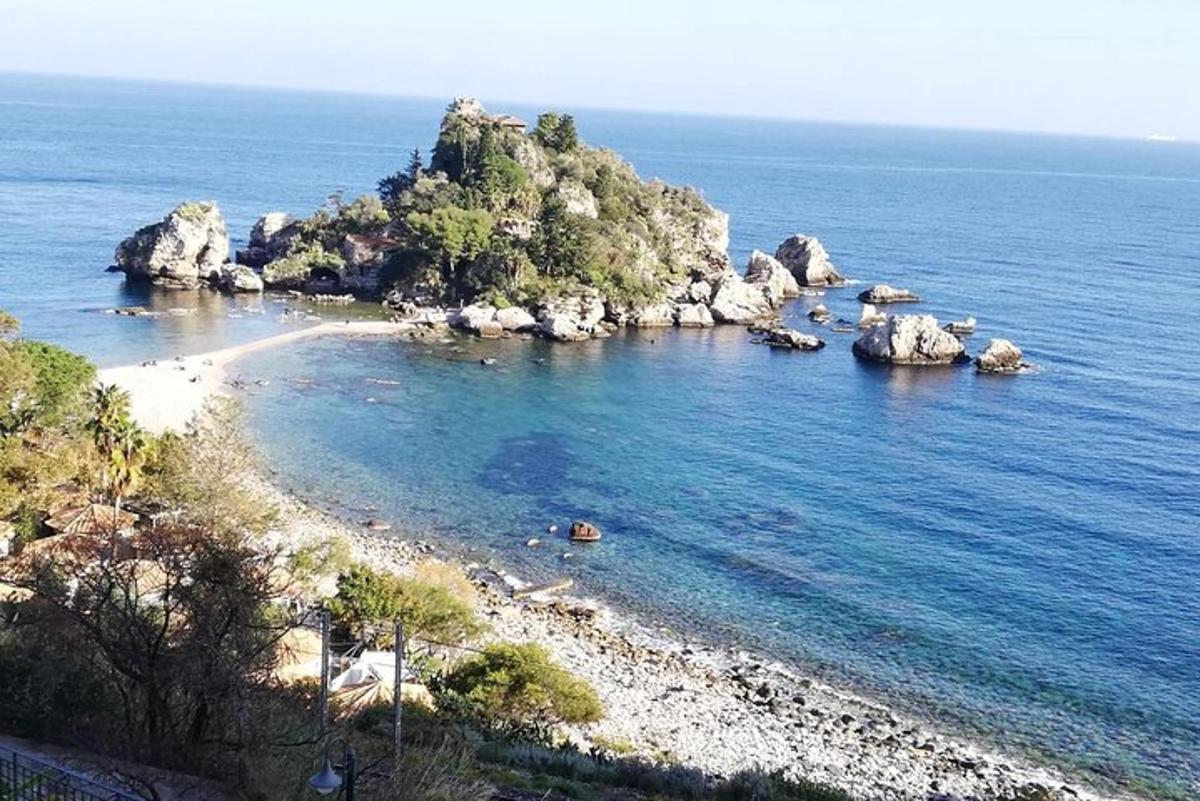 plaža s hrpom kamenja u vodi