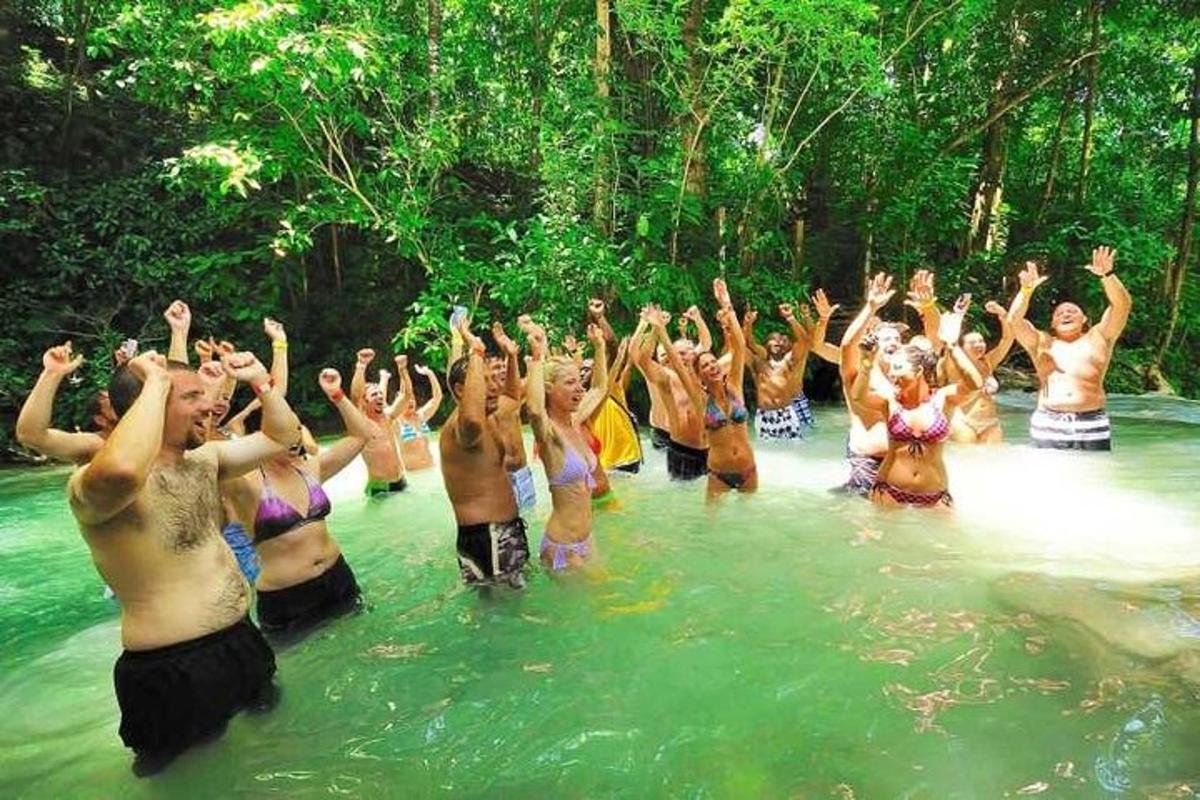 sekelompok orang di dalam air di sungai