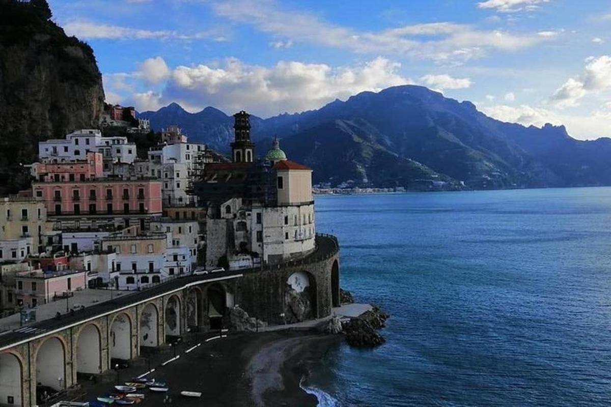 un oraș pe coasta unui munte cu un pod