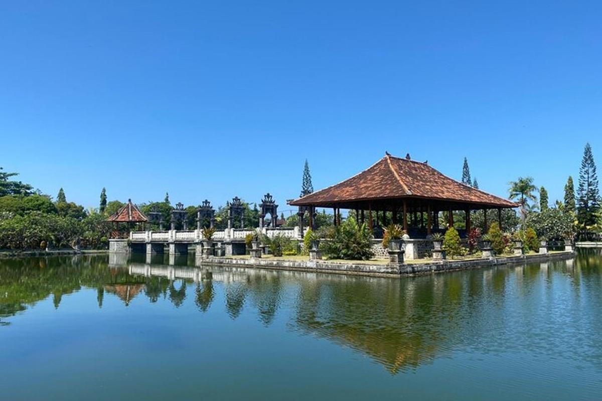 egy nagy tó, közepén egy pavilonnal