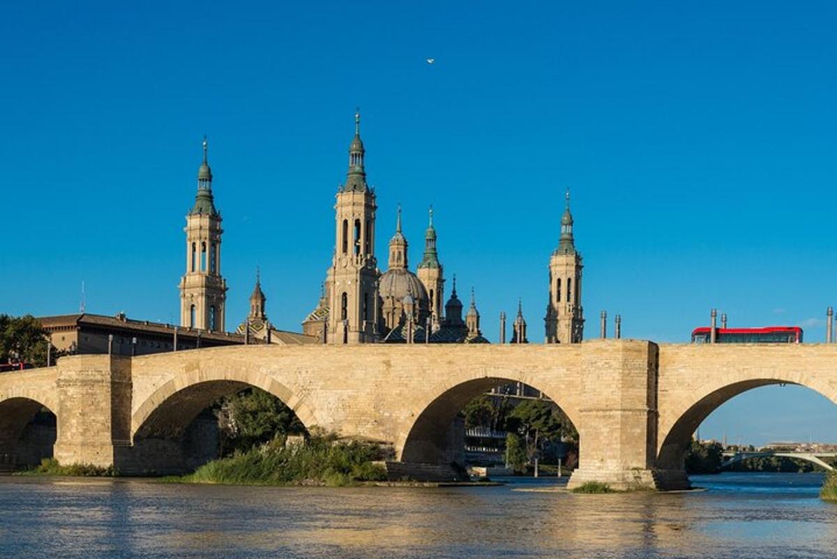 un ponte sopra un fiume di fronte a un edificio
