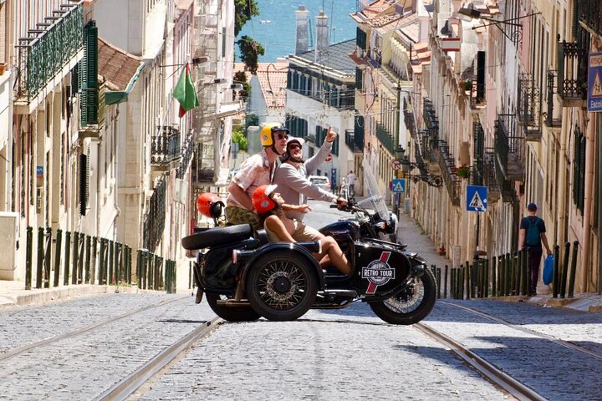due persone in moto lungo una strada