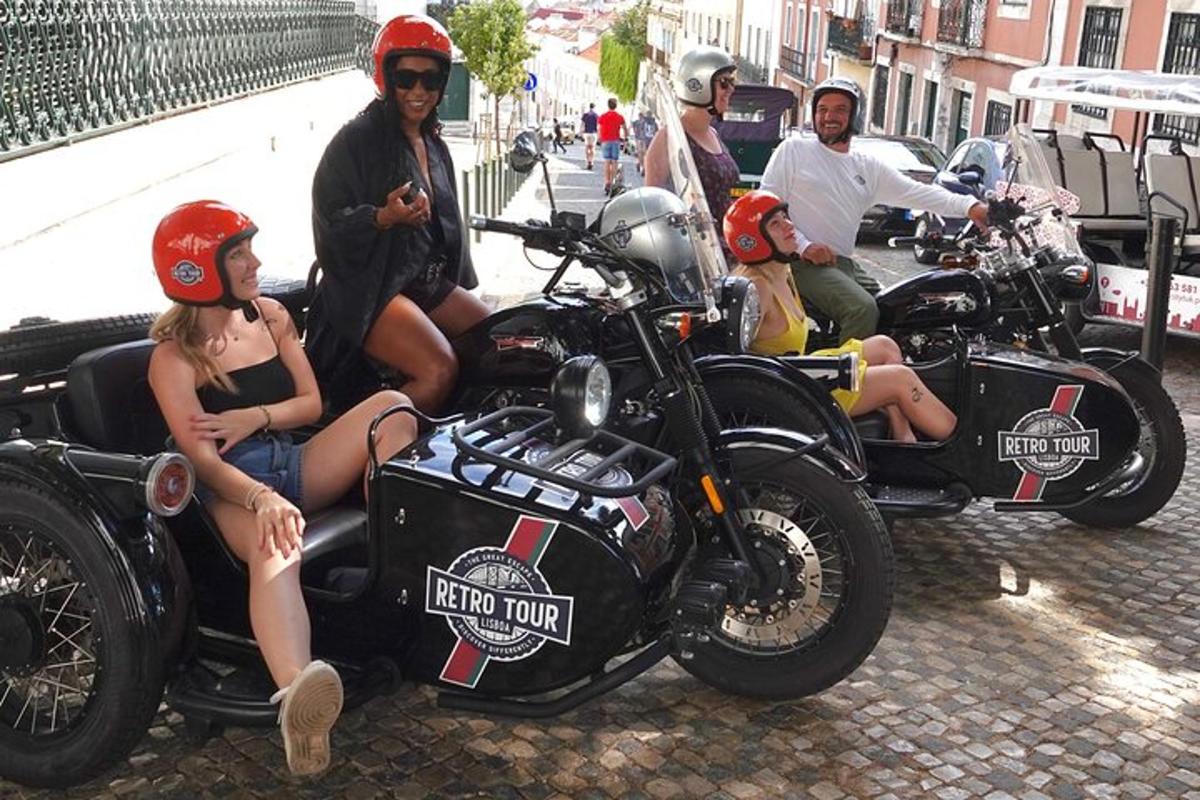 un gruppo di persone in motocicletta su una strada