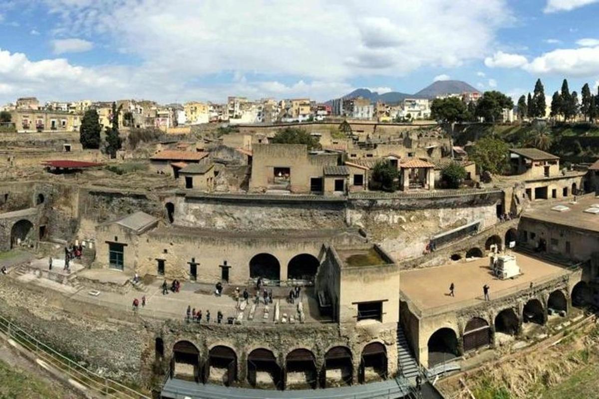 un grup de persones passejant per un edifici antic