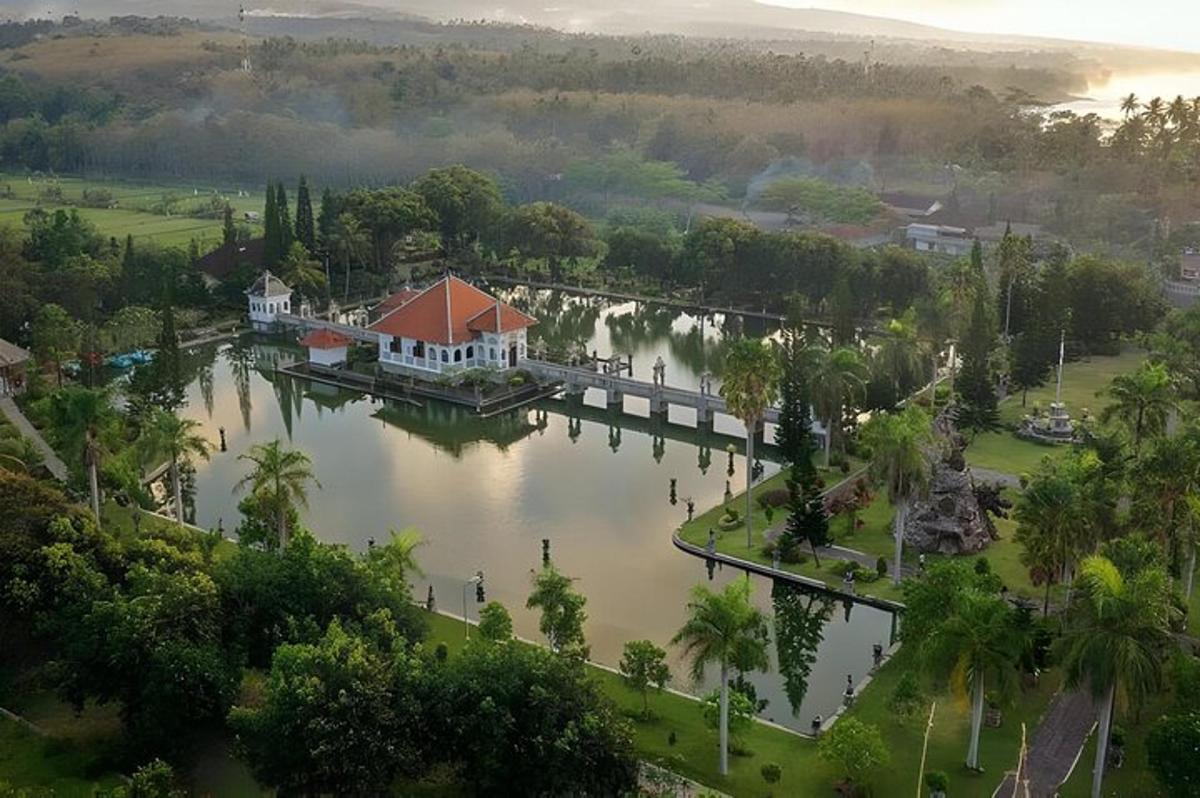 vista aèria d'una casa en un moll d'un llac