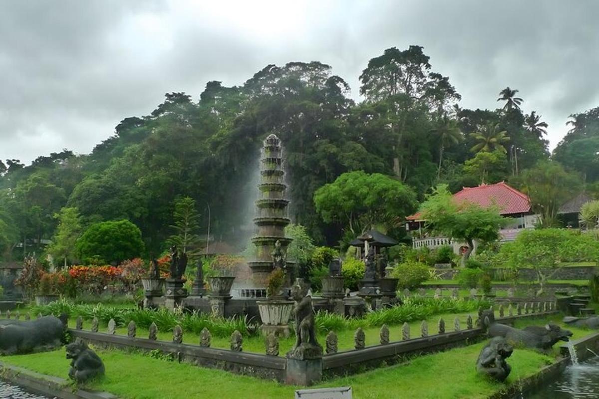 un temple al mig d'un jardí amb una estàtua
