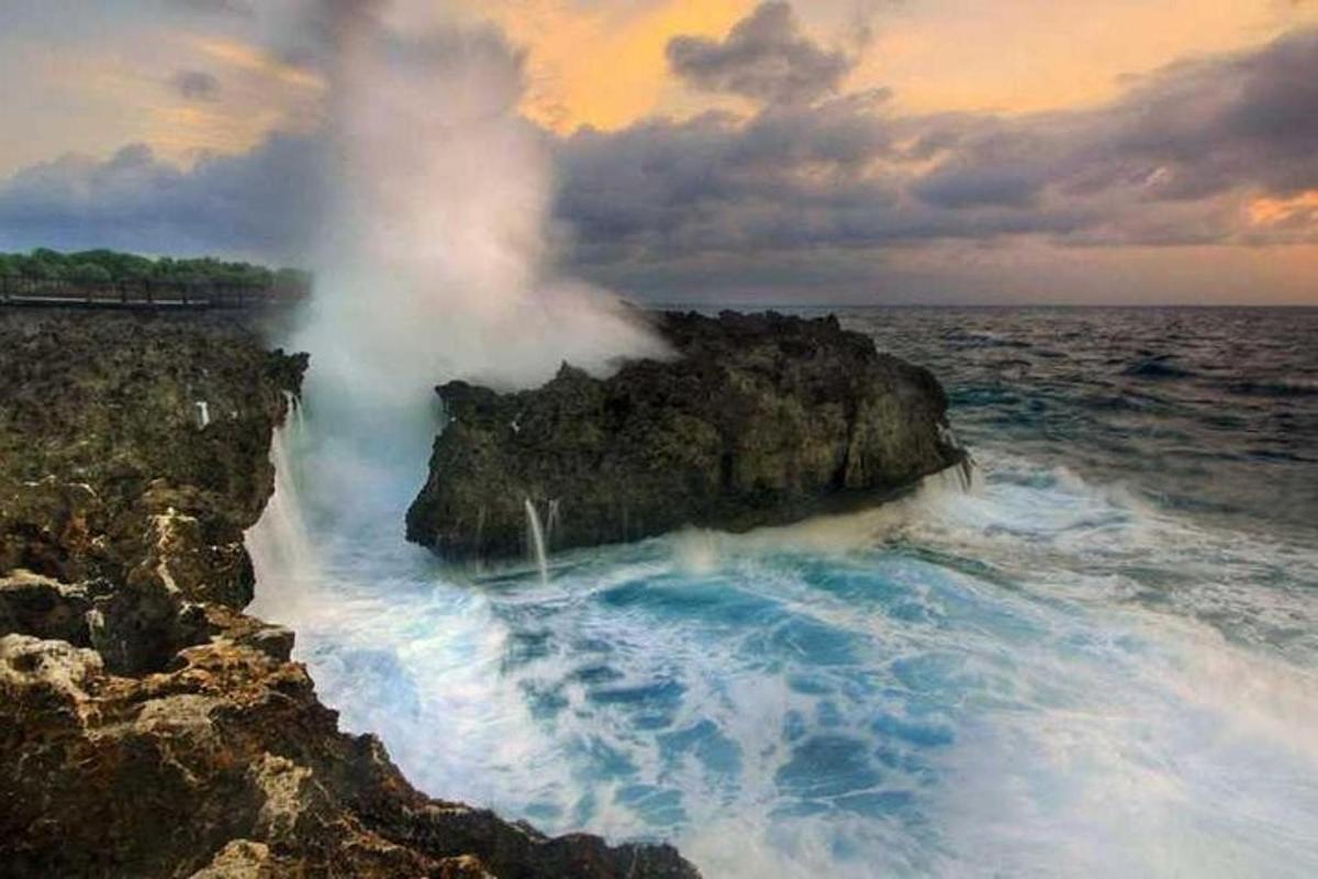 velká vlna narážející do skály v oceánu