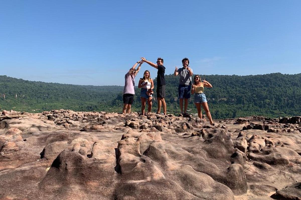 um grupo de pessoas em pé no topo de rochas