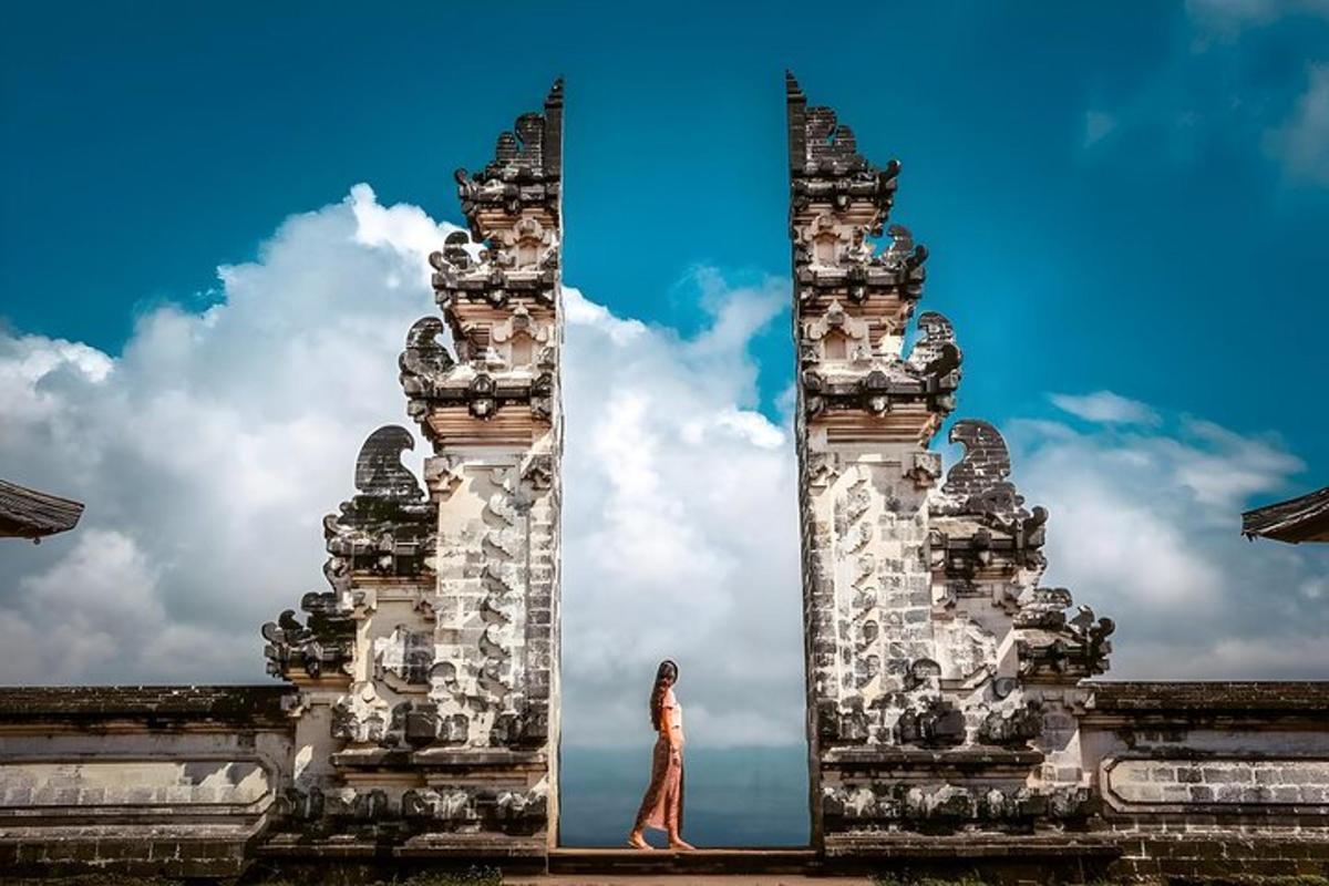 seorang wanita berdiri di hadapan sebuah bangunan tinggi