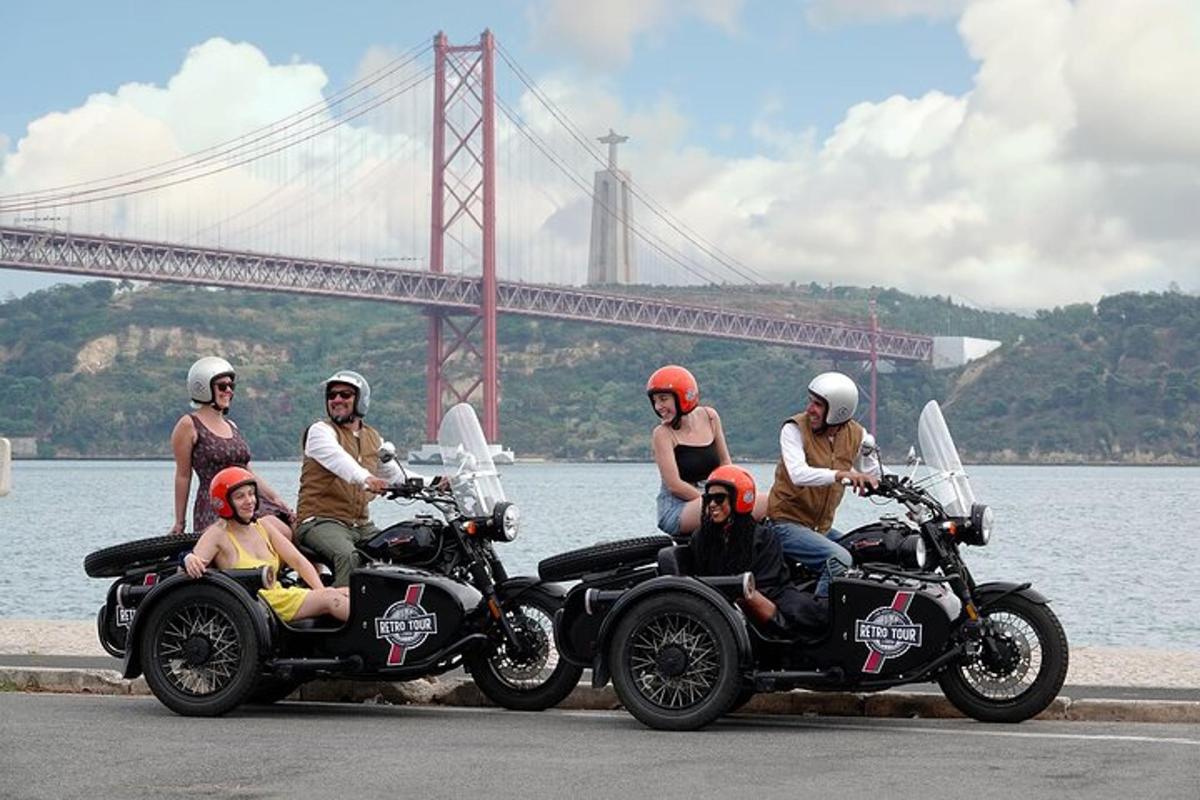 um grupo de pessoas sentadas em motocicletas ao lado de uma ponte