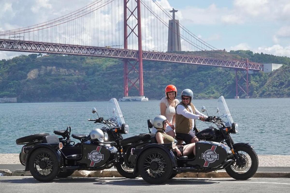Dos personas viajando en motocicletas frente a un puente