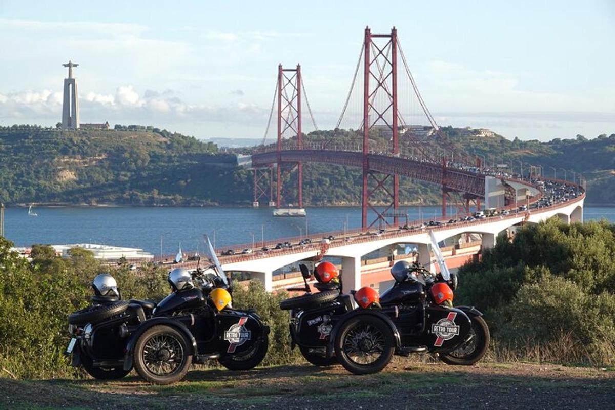 um grupo de motocicletas estacionadas em frente a uma ponte