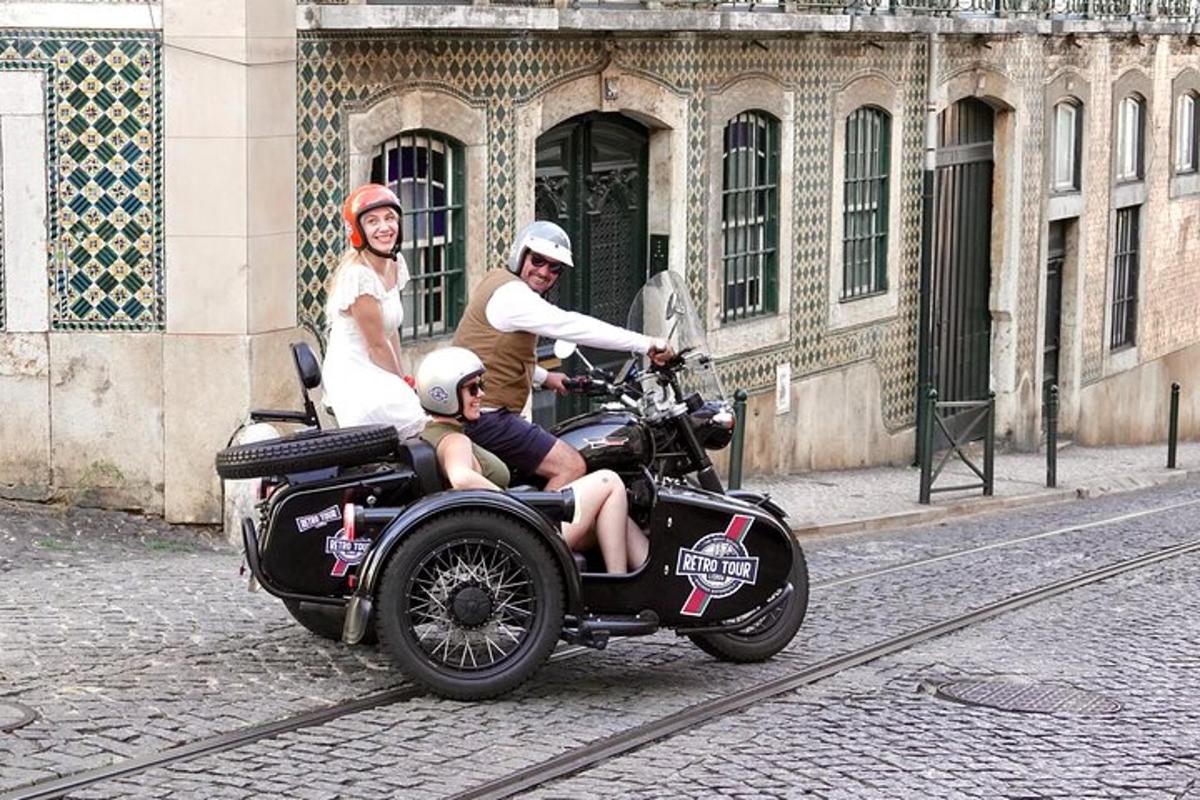 um homem e uma mulher andando de motocicleta com sidecar