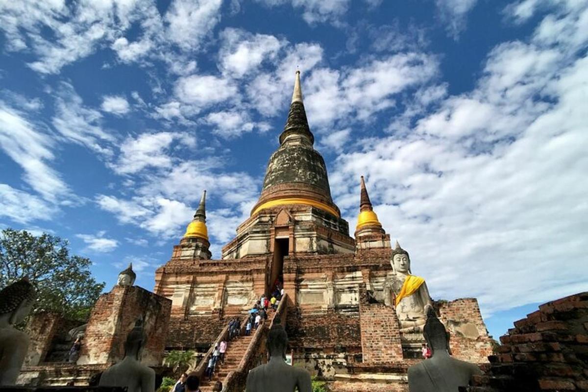 зграда са златним кулама на врху