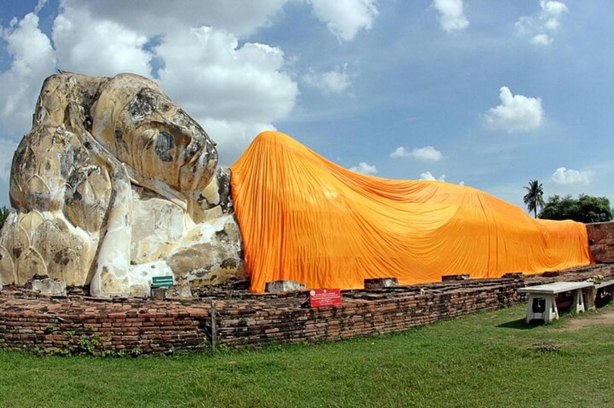Una lona naranja encima de una gran roca