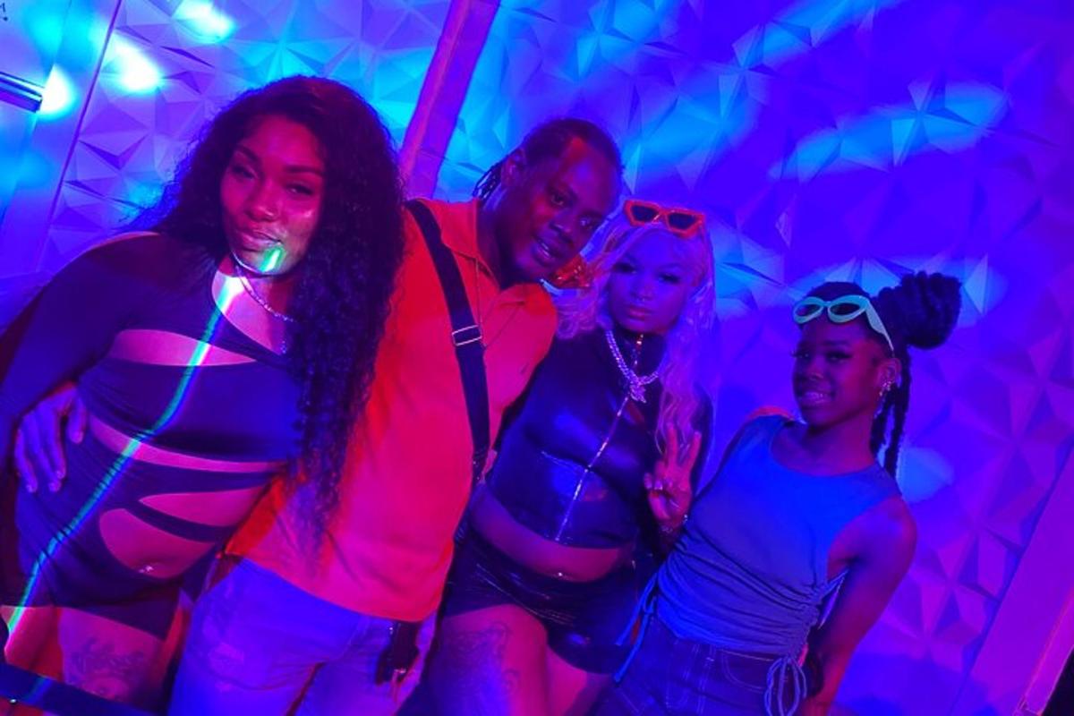 un grup de persones posant per a una foto en una discoteca
