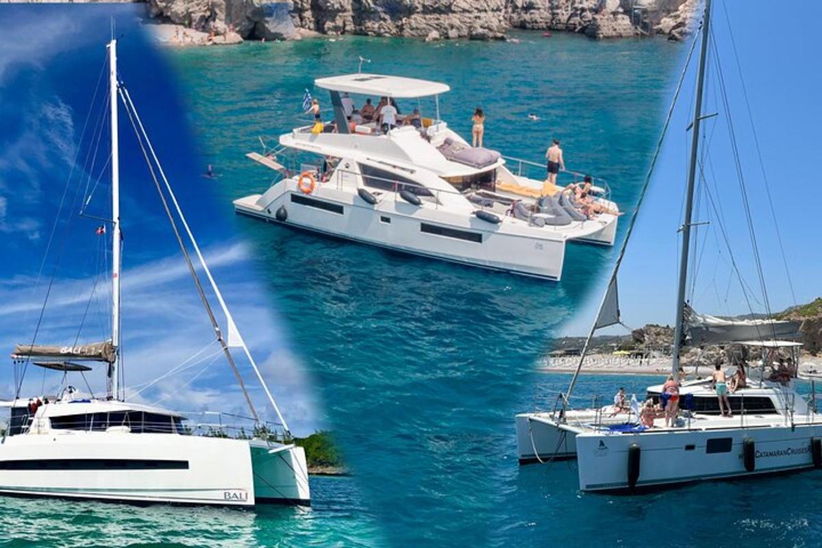 hai chiếc thuyền trên mặt nước với những người trên đó