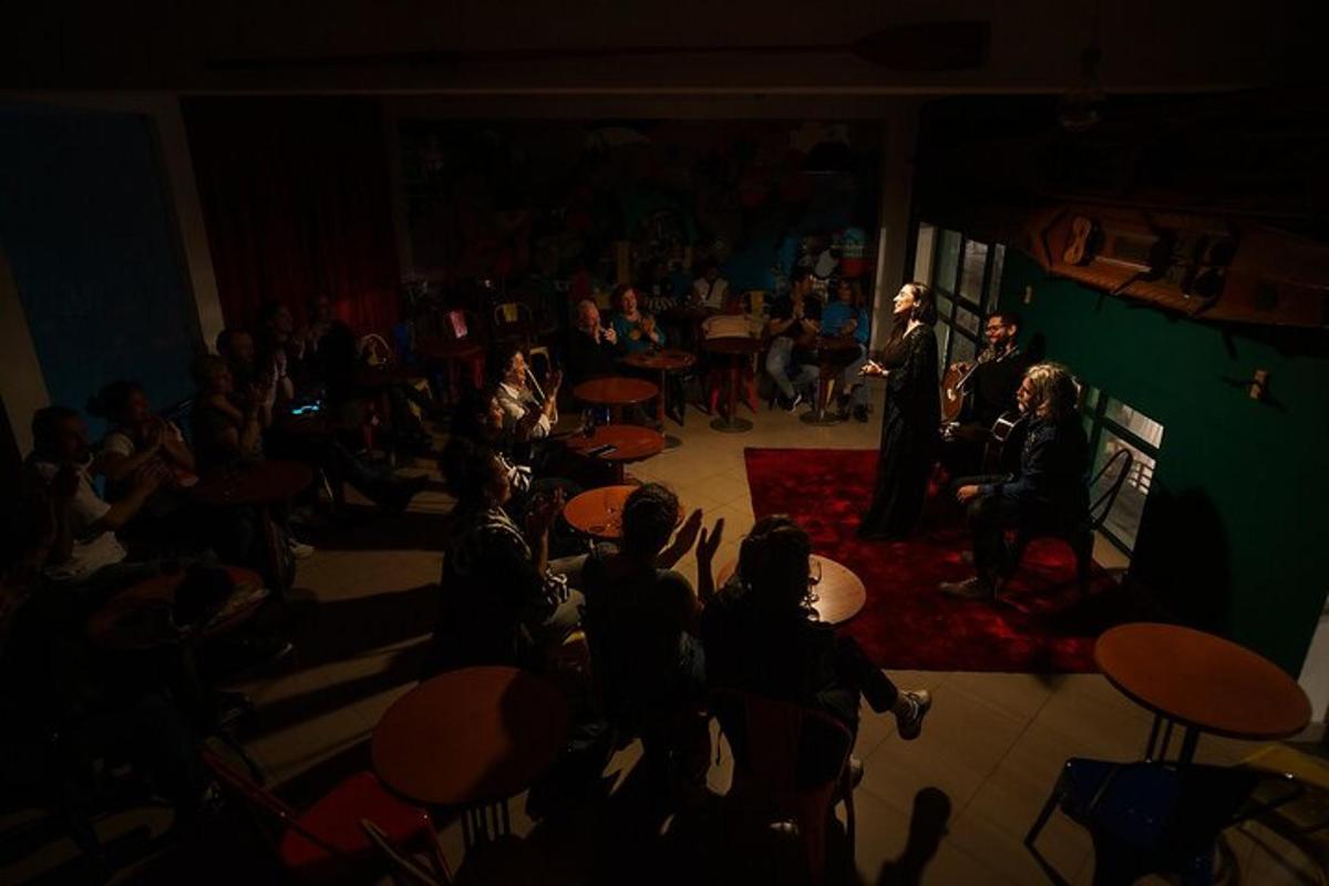 skupina lidí sledujících muže stojícího v místnosti