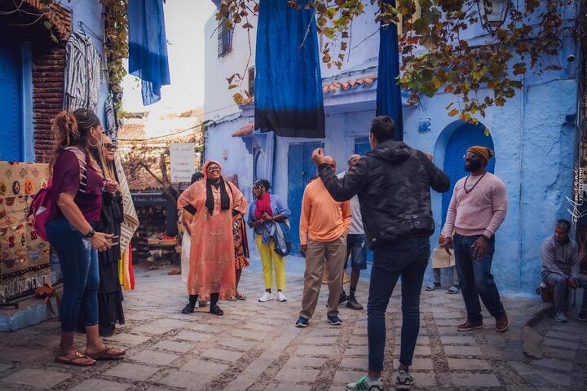 um grupo de pessoas paradas em uma rua