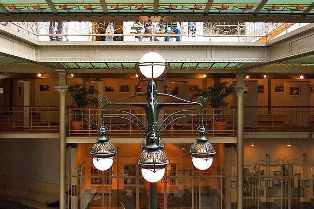 um grande edifício com uma luz pendurada no teto