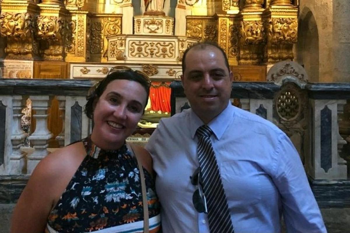 un uomo e una donna in piedi davanti a un edificio