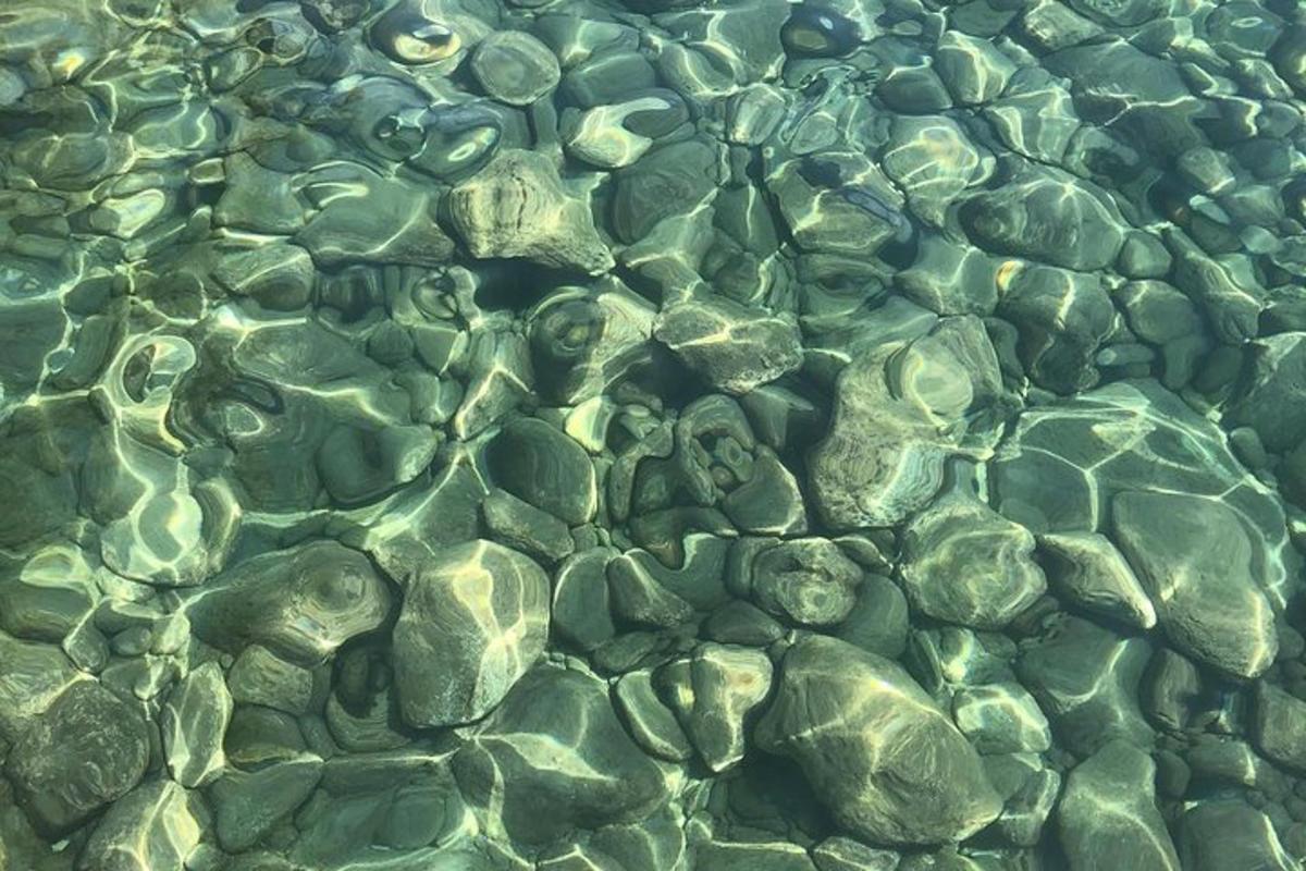 ένα σωρό πέτρες σε μια λίμνη με νερό