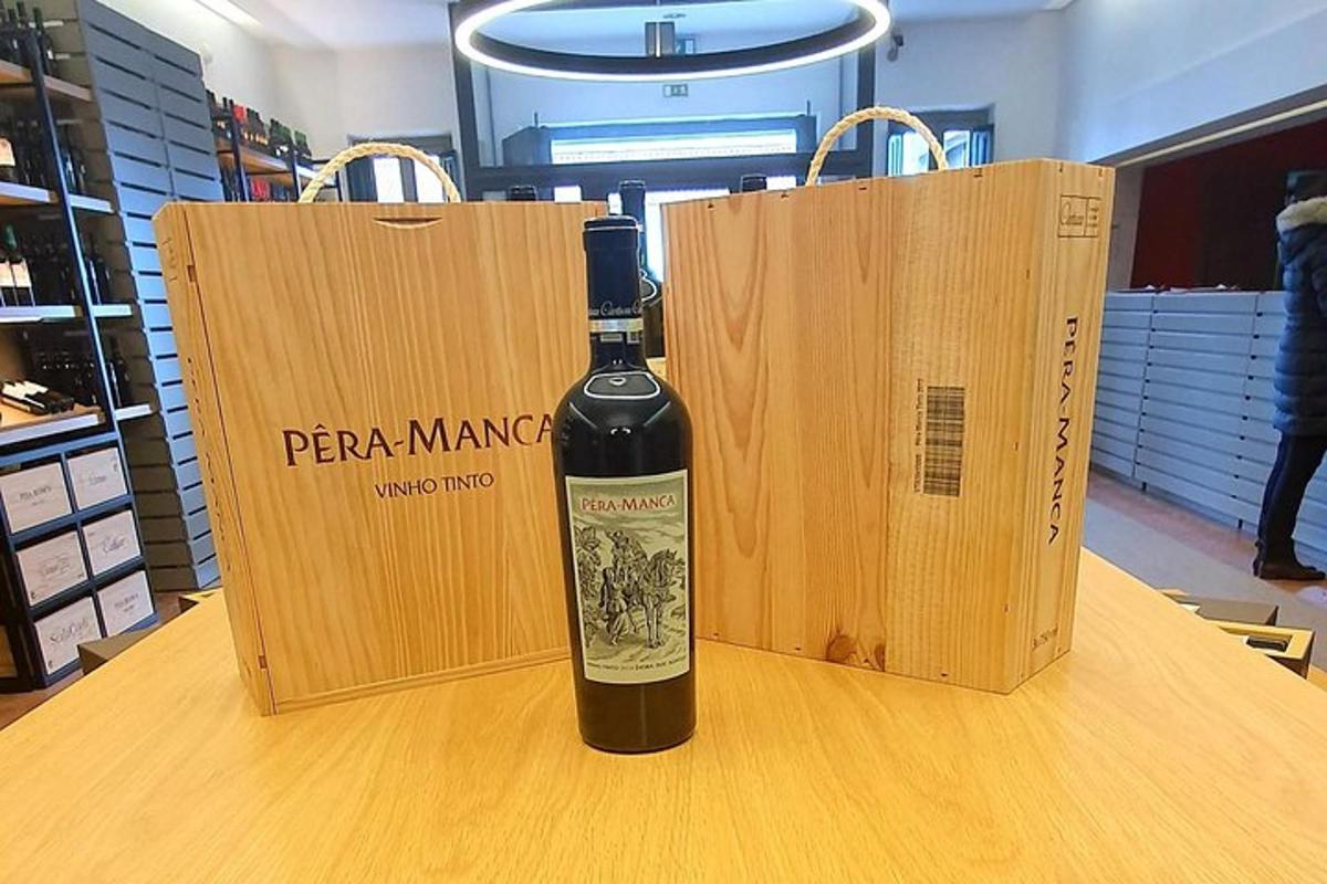 una bottiglia di vino appoggiata su un tavolo con due scatole