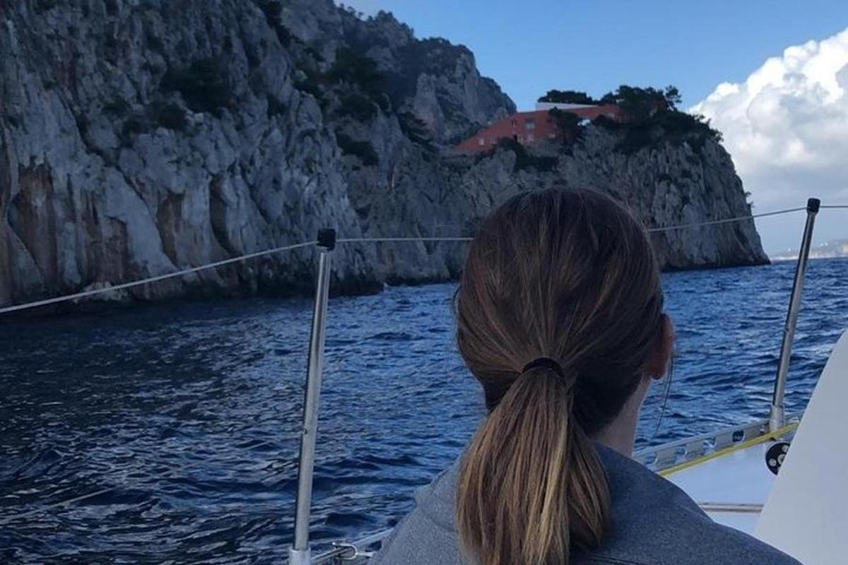 žena na lodi s výhledem na oceán